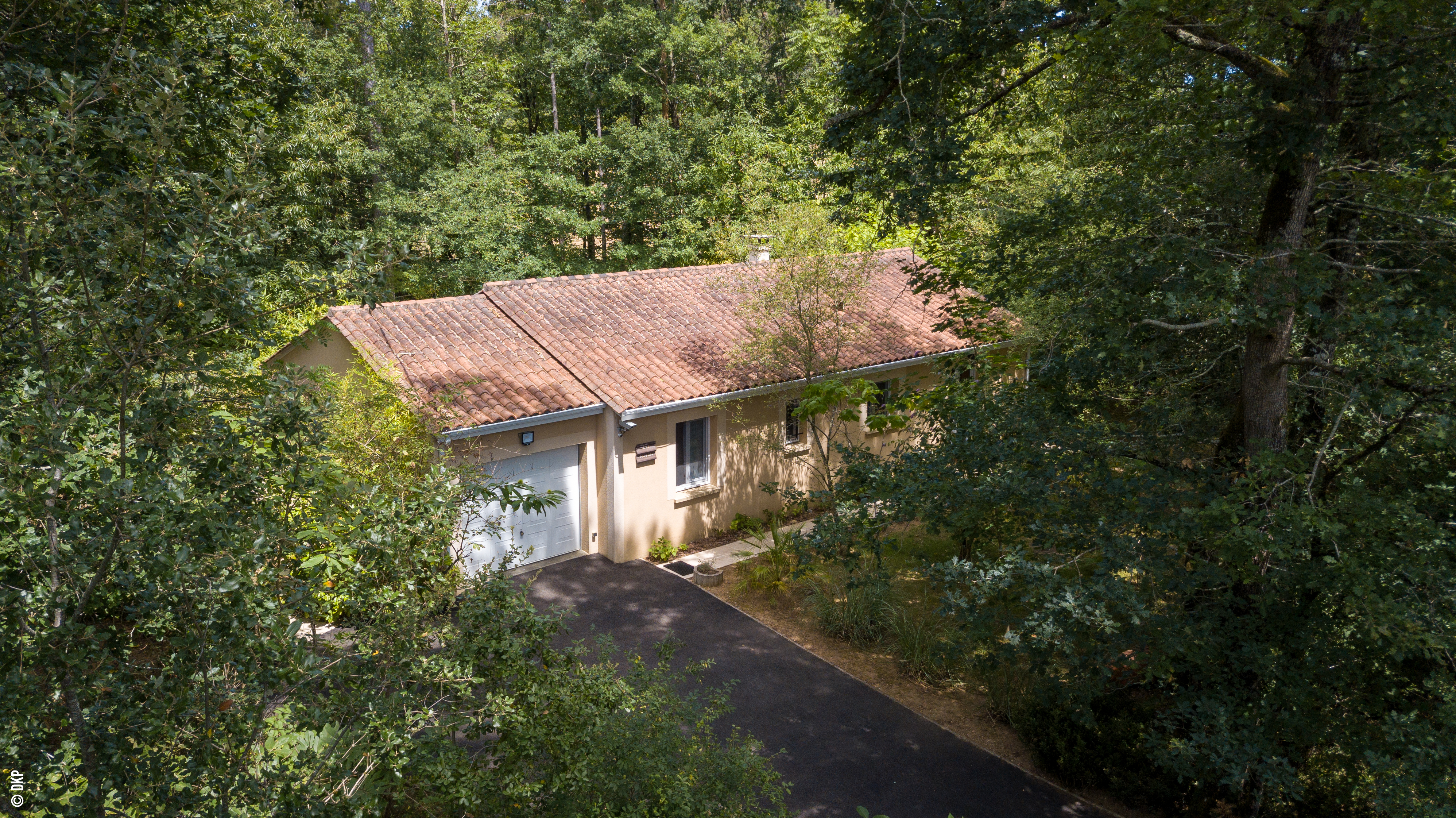 Luchtfoto van de voorzijde met oprit